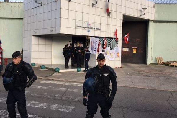 19/01/2018 - La prison de Borgo bouclé par les forces de l'ordre pour la visite de la ministre de la Justice après l'agression de deux gardiens par un détenu. 