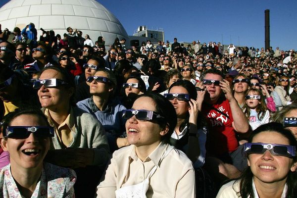 Au planétarium de Madrid, le 3 octobre 2005, lors d'une éclipse du soleil