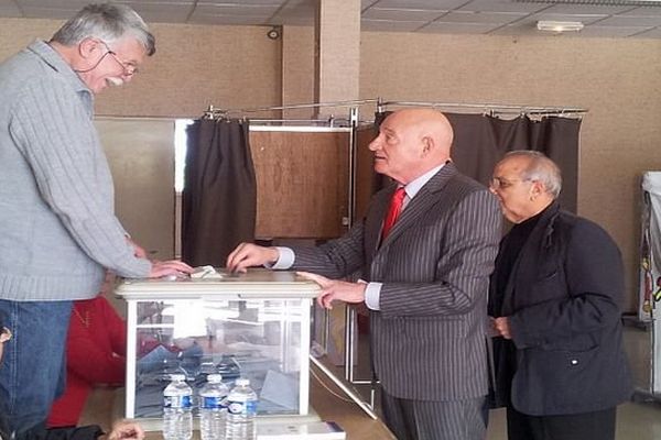 Béziers (Hérault) - Aimé Couquet candidat FG vote - 23 mars 2014.