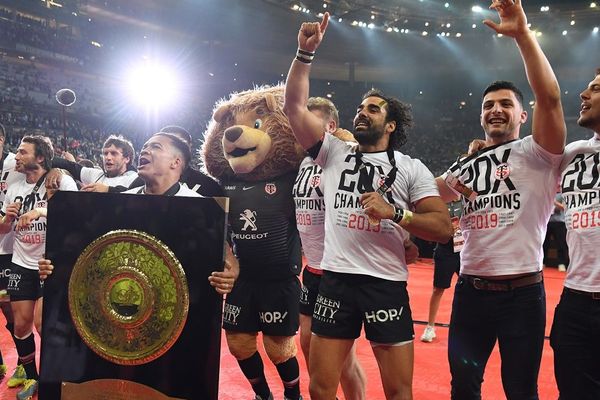 Yohann Huget et ses coéquipiers après la victoire face à Clermont samedi 15 juin au Stade de France.