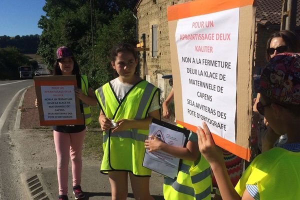 Les manifestants ont bloqué un rond-point à proximité de l'A64.