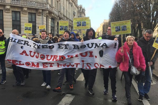 "La justice acquitte, la police assassine" scandent les manifestants dans le centre-ville de Lille samedi 14 décembre.