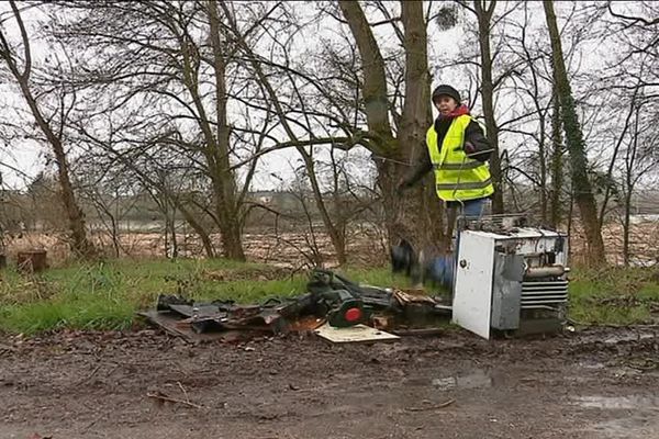 Une bénévole en plein nettoyage, à Nevers, ce samedi 3 mars