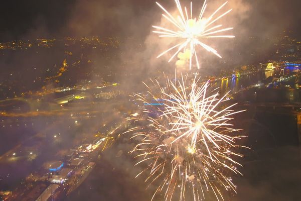 Comme chaque soir, à 23 h 15, une succession de dix tableaux illuminent le ciel de l'Armada.