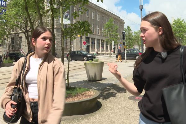 Ces deux élèves de seconde de Brest sont toujours à la recherche d'un stage. Elles frappent aux portes des commerces de la ville, en vain pour l'instant