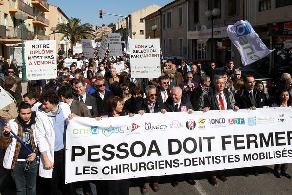 Le 15 mars 2013, manifestation contre l'université Pessoa à Toulon