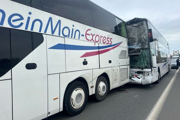 Ce vendredi 26 avril, sur la rocade portuaire de Calais, deux bus d'élèves français et allemands sont rentrés en collision, impliquant 140 personnes.