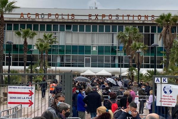 Longue file d'attente pour la vaccination, le samedi 1er mai, devant le palais des expositions de Nice.