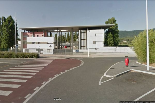 Quelques plaques de tôles se sont envolées à 14h37 du toit du Collège du Beausset dans le Var.