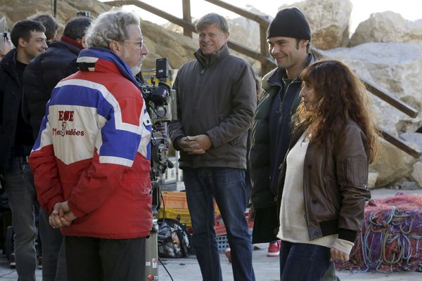 Robert Guédiguian (de profil), face à Ariane Ascaride et Robinson Stévenin, sur le tournage de "La Villa", le 5 décembre 2016.