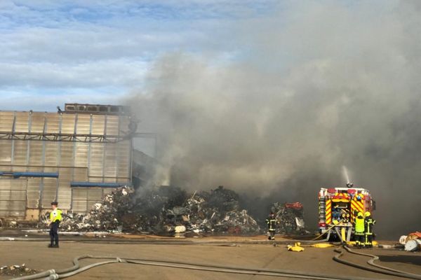 Un incendie s'est déclarée sur le site de l'entreprise Derichbourg au Port du Rhin à Strasbourg