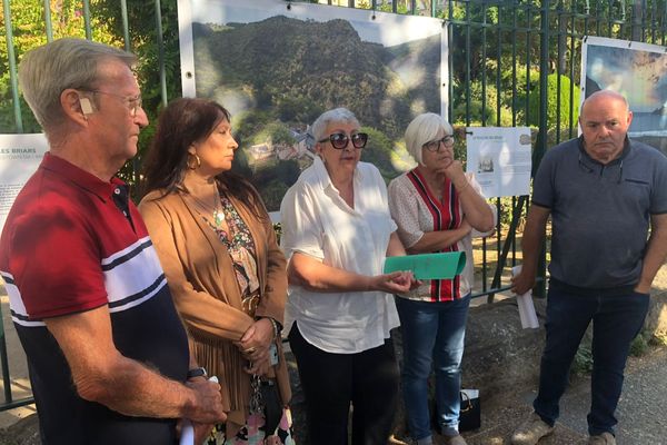 Des membres du collectif Maffia No' a Vita Iè devant l'Assemblée de Corse ce vendredi 1er octobre 