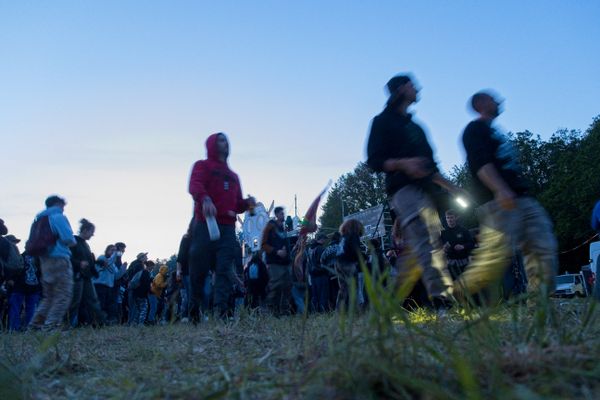 Les "teufeurs" au teknival de Villelongie, dans l'Indre