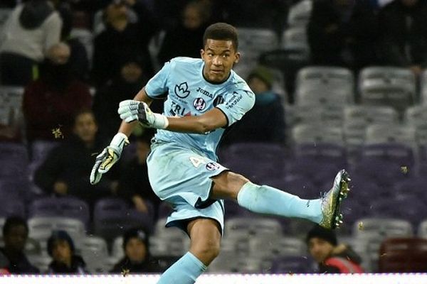 le jeune gardien Laffont (16 ans), titulaire pour la troisième fois consécutive dans les buts toulousains