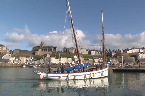 Le navire La Granvillaise, dans le port de Granville (Manche), le 22 avril 2024.