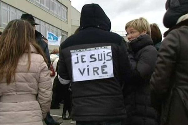 Un salarié manifeste avec des dizaines de collègues chez Office Depot à Senlis, lundi 12 janvier.