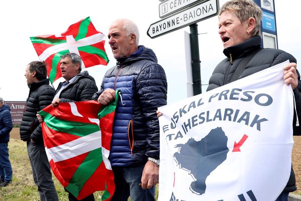 Des soutiens de la gauche nationaliste basque demandent l'amnistie des prisonniers d'ETA, le 4 mai 2018.