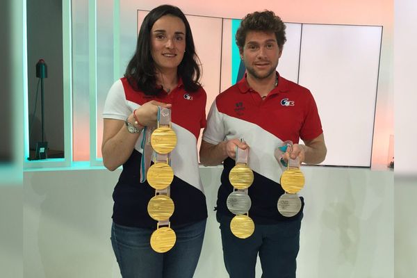 Marie Bochet et Benjamin Daviet avec leurs médailles sur le plateau de France 3 Alpes