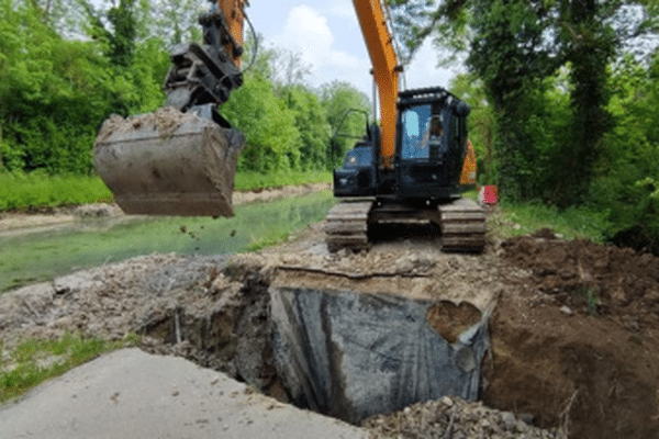 Pour éviter un nouvel effondrement après celui de mai 2023 (sur la photo), des travaux ont été lancés sur la voie verte du canal de la Haute-Seine à Chauchigny (Aube) suite à la découverte d'une importante fuite d'eau.