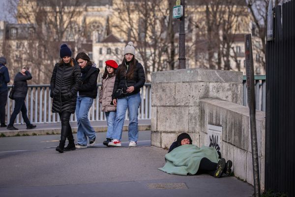 À Paris, Un sans-abri est couché sur un trottoir