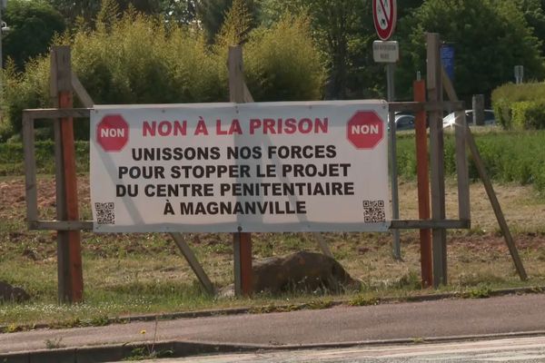 Un panneau des opposants à la prison