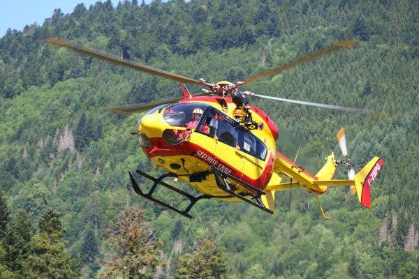 L'hélicoptère de la Sécurité civile a été utilisé, ici photographié en entraînement à Kruth (Haut-Rhin) en 2017.