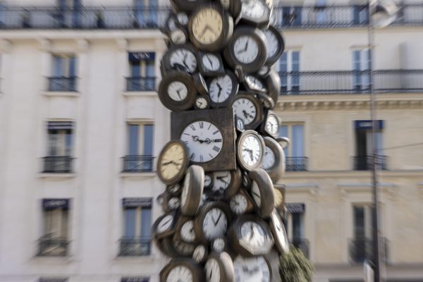 Sculpture L'heure De Tous par l'artiste français Arman sur le parvis de la gare Saint Lazare.