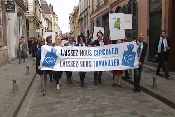 Les commerçants ont manifesté dans les rues du Vieux-Lille. 