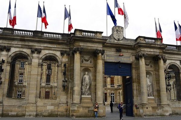 Depuis mercredi, la mairie de Bordeaux reçoit des centaines d'appels demandant au maire de se porter candidat.