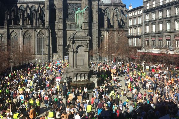 Marche pour le Climat. A Clermont-Ferrand, 2 000 personnes selon les organisateurs défilent, samedi 16 mars, dans les rues de la ville.