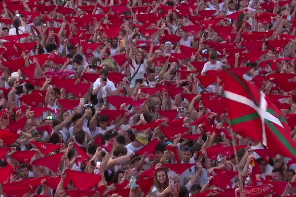 Les Fêtes de Bayonne rassemblent plus d'un million de festayres en cinq jours, habillés de blanc et rouge.