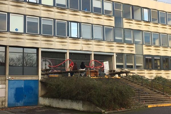 Les bâtiments de l'université Rennes 2 ont leurs entrées bloquées par des tables, chaises ou objets divers