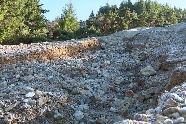 Une coulée de boue en provenance d'une ancienne mine, lors des inondations d'octobre dernier, a provoqué une pollution aux métaux lourds dans la commune de Savas, en Ardèche.