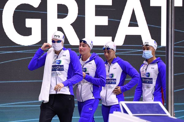 Assia Touati (à droite) et le relais féminin du 4x100m, médaillé de bronze aux championnats d'Europe de natation de Budapest (Hongrie)