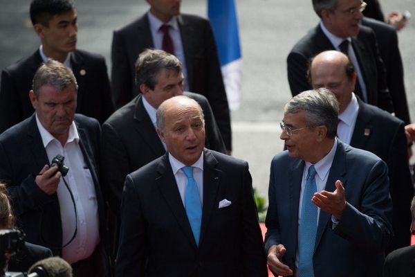 Jean Jack Queyranne et Laurent Fabius à leur arrivée à Shangaï, première étape de leur visite officielle en Chine.     