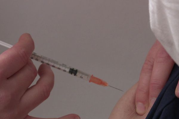 Selon l'Agence régionale de santé des Hauts-de-France, 2614 personnes ont été vaccinées dans la région depuis le début de la campagne de vaccination.