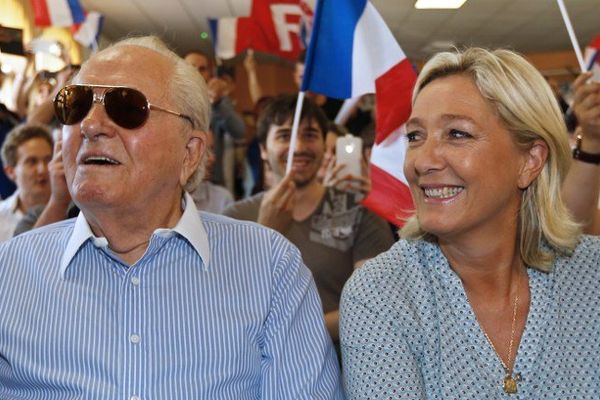 Marine Le Pen en compagnie de son père, Jean-Marie Le Pen, à l'université d'été du Front National de la Jeunesse à Fréjus.