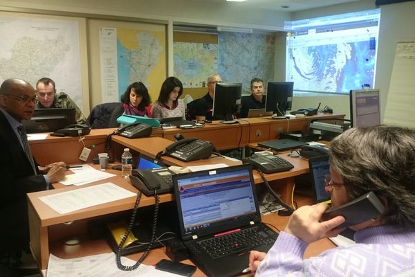 En prévision du passage de la tempête Leiv, le préfet de la Charente, Pierre N'Gahane (à gauche de l'image) a activé le centre opérationnel départemental de la Charente à 5h cette nuit. 