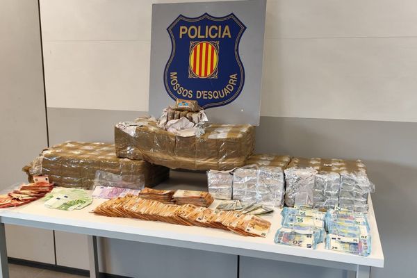 La Police catalane saisie plus de 50kg de haschich et 90.000€ près de Barcelone.