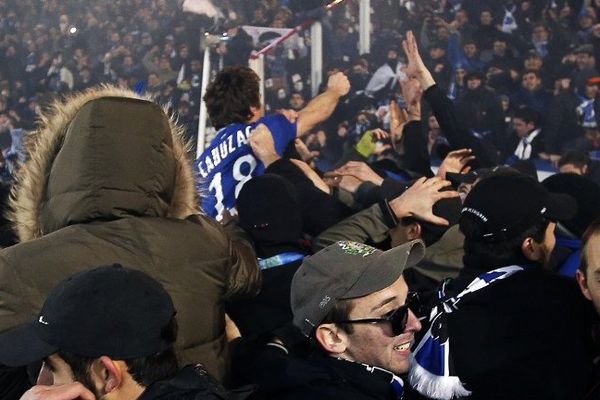 Bastia s'est qualifié pour la finale de la Coupe de la Ligue en battant Monaco aux tirs au but (0-0, 7-6). Pour fêter cela, les supporters corses, qui étaient plus de 3000 à avoir fait le déplacement, se
sont rués sur la pelouse sitôt le penalty vainqueur de Sébastien Squillaci transformé.
