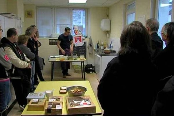 Atelier cuisine dans les locaux du Secours populaire à Alençon. Un grand chef apprend à cuisiner les restes pour limiter le gaspillage alimentaire.