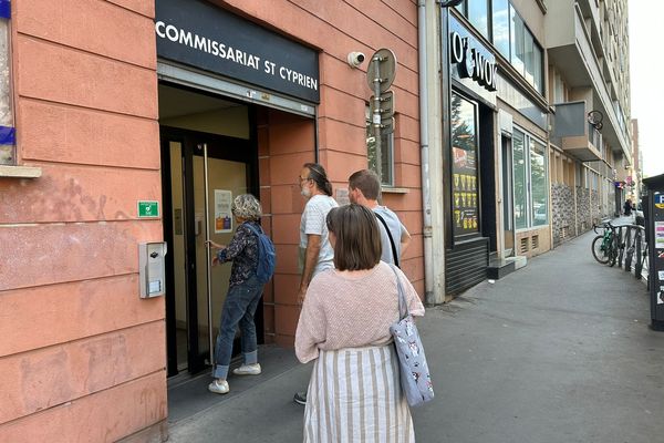 Devant le commissariat de Saint-Cyprien à Toulouse (Haute-Garonne), les habitants viennent valider leur procuration de vote.