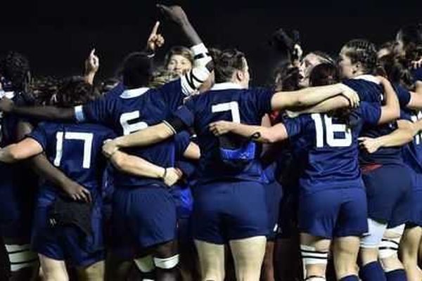 Les Françaises célèbrent leur victoire contre l'Australie lors des demies-finales de la Coupe du monde de rugby samedi 9 août.