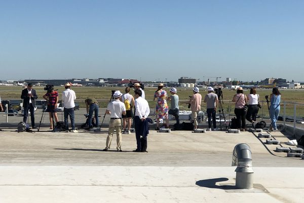 Des journalistes sur le toit du CE d'Airbus près de Toulouse avant la manifestation des salariés contre le plan de restructuration