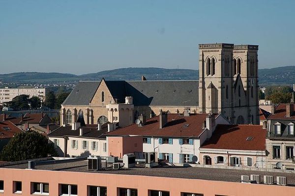 À Bourgoin-Jallieu (Isère), un bébé de 11 mois a été retrouvé mort par sa maman. Les résultats de l'autopsie sont attendus afin de connaître les circonstances du drame survenu dimanche 12 mai 2019.