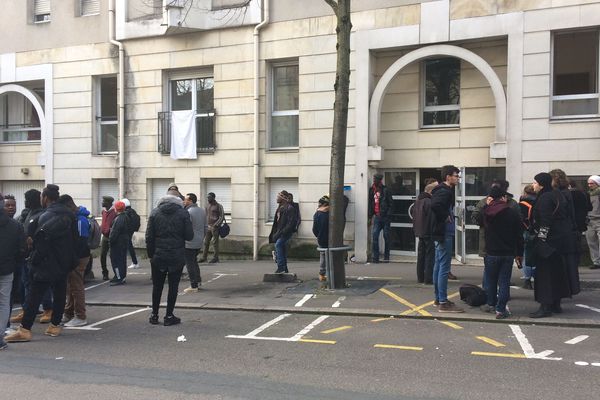 Plusieurs dizaines de personnes ont investi une ancienne maison de retraite de la rue Sibille, à Nantes.