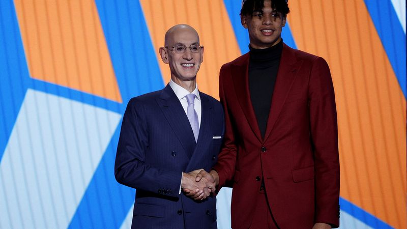 Ousmane Dieng aux côtés du président de la NBA Adam Silver