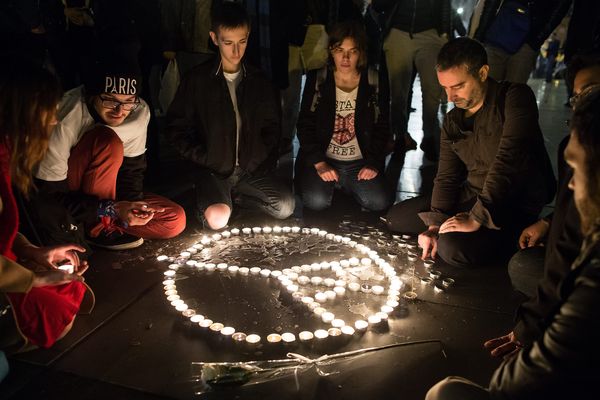 Le recueillement place de la République, à Paris, le 15 novembre 2015.