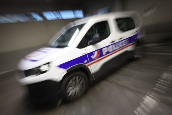 Les deux individus auraient t pris la fuite en moto.  Mais rapidement, l'attention des policiers du commissariat de Bourg en Bresse, était attirée par le comportement suspect de ces deux individus à moto.