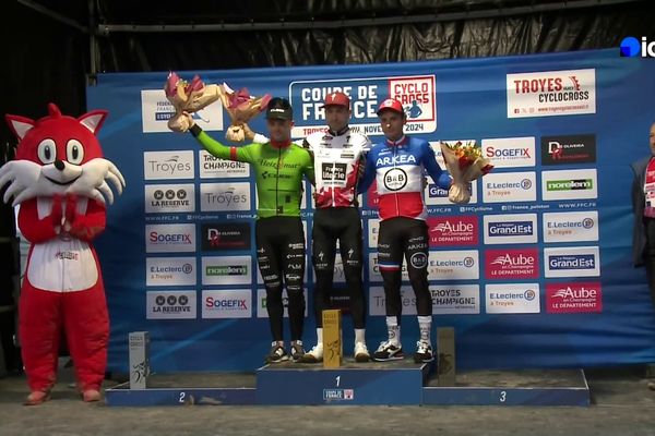 Le podium de la 6e manche de la course Elite Hommes de la coupe de France de cyclo-cross à Troyes : 1- David Menut : 01:03:41  2- Loris Rouiller : +0'07''  3- Clément Venturini : +0'17''